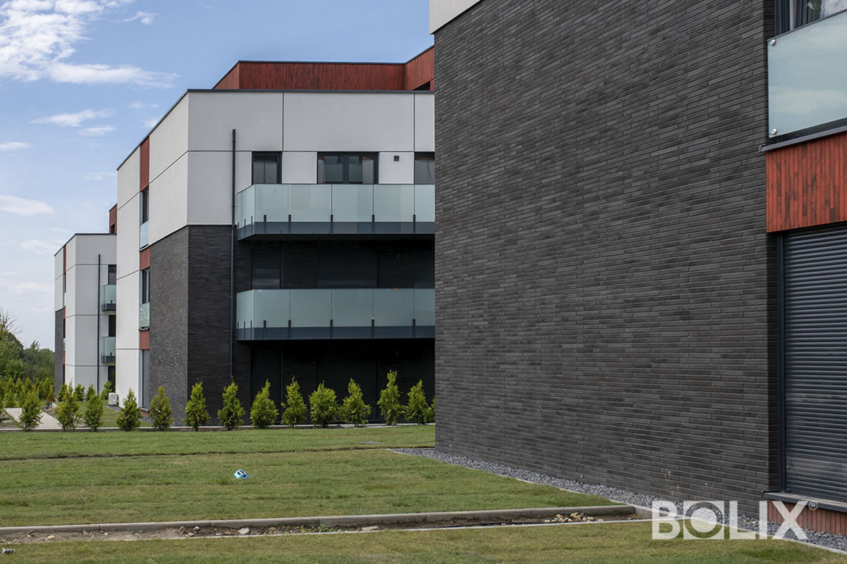 Šiuolaikinio pastato fasadas su BOLIX BQS apdaila